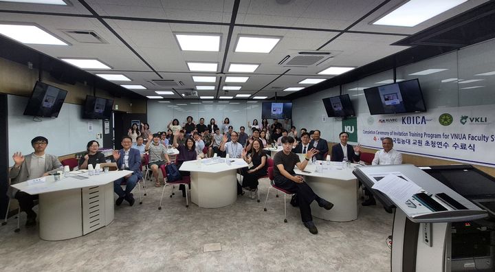 [서울=뉴시스] 29일 건국대에서 개최된 '2026년 한·베트남 축산 분야 연구자 교류 세미나'의 참가자들이 기념 사진을 촬영하고 있다. (사진=건국대 제공) 2026.07.31. photo@newsis.com *재판매 및 DB 금지
