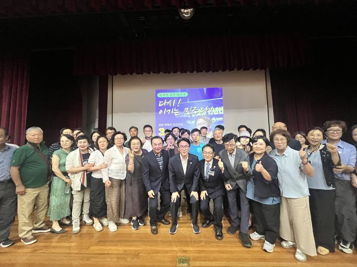 [강릉=뉴시스] 31일 김민석 민주당 당대표 후보가 강원동부 권리당원들과 간담회 겸 강연회를 갖고 기념 촬영을 하고 있다.2026.7.31.grsoon815@newsis.com *재판매 및 DB 금지