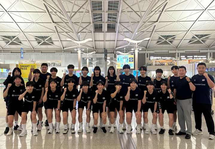 [서울=뉴시스] 제11회 국제핸드볼연맹(IHF) 세계여자청소년선수권대회에 출전한 여자 청소년(18세 이하) 핸드볼 대표팀. (사진=대한핸드볼협회 제공) 