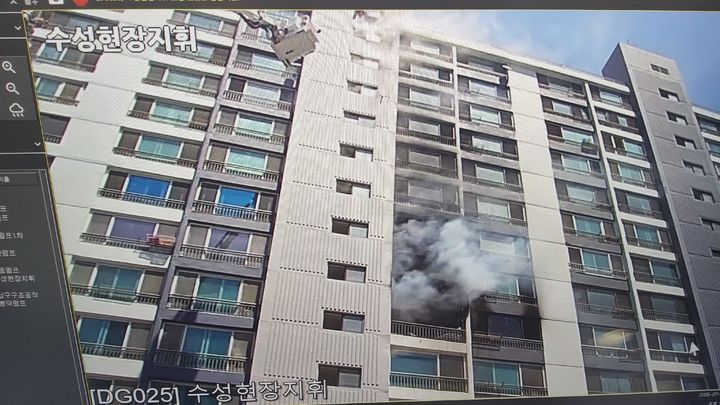 [대구=뉴시스] 31일 낮 12시11분께 대구 수성구 지산동 한 15층짜리 아파트 7층 세대에서 화재가 발생했다. (사진=대구소방안전본부 제공) 2026.07.31. photo@newsis.com *재판매 및 DB 금지