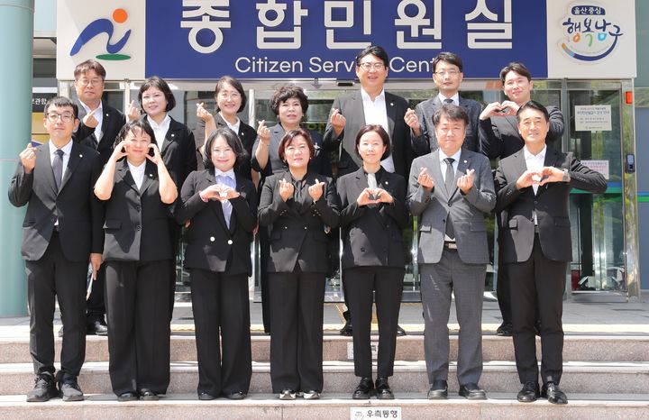 [울산=뉴시스] 기념촬영하는 제9대 울산 남구의회 의원들. (사진=울산 남구의회 제공) photo@newsis.com *재판매 및 DB 금지