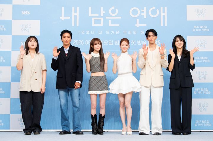 [서울=뉴시스]31일 서울 양천구 SBS 방송센터에서 SBS 새 예능 '내 남은 연애' 제작발표회가 열렸다. 현장에는 이은솔 PD(왼쪽부터), 정용화, 최예나, 이세영, 도겸, 김효진 PD가 참석했다.(사진=SBS 제공) 2026.07.31. photo@newsis.com *재판매 및 DB 금지