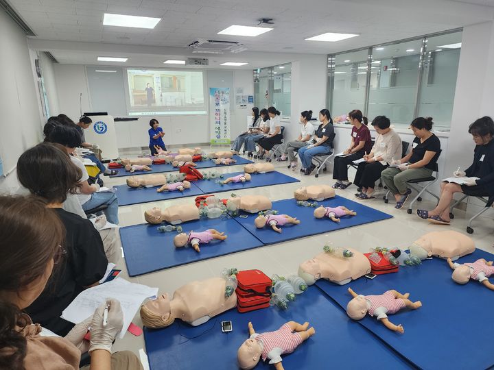 [안동=뉴시스] 31일 경북보건대에서 기본소생술(BLS) 교육이 진행되고 있다. (사진=경북교육청 제공) 2026.07.31 photo@newsis.com *재판매 및 DB 금지