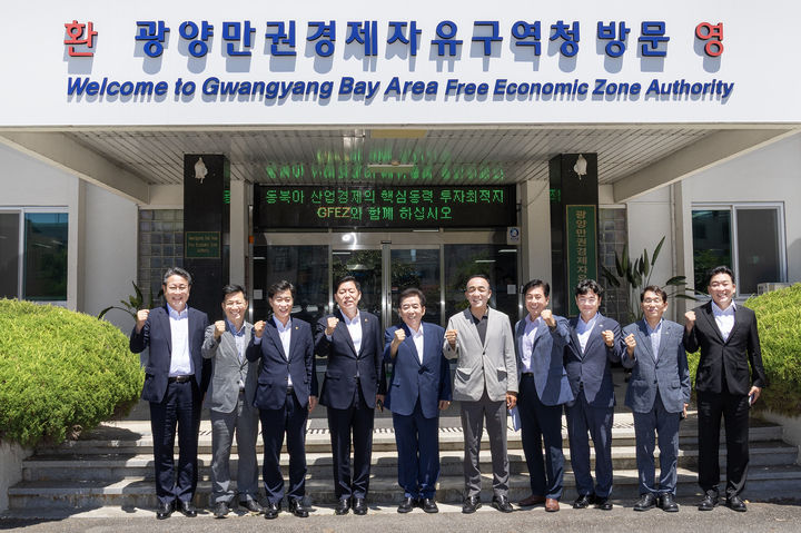 [광양=뉴시스] 31일 광양경자청에서 광양만권경제자유구역 조합회의가 열린 가운데 서영배(왼쪽 세번째) 위원, 김정희 의장, 구충곤 청장, 김창우 부의장, 주연창 위원이 기념촬영하고 있다. (사진=광양경자청 제공) 2026.07.31. photo@newsis.com *재판매 및 DB 금지