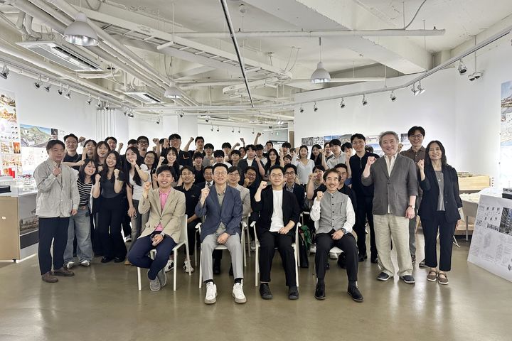 [서울=뉴시스] 삼육대 건축학과 졸업전시회 '포 휴먼스(For Humans); 곁'이 서울 종로구 마루아트센터에서 15일부터 20일까지 열렸다. 15일 전시 오프닝 행사에서 참가자들이 기념 사진을 촬영하고 있다. (사진=삼육대 제공) 2026.07.31. photo@newsis.com *재판매 및 DB 금지