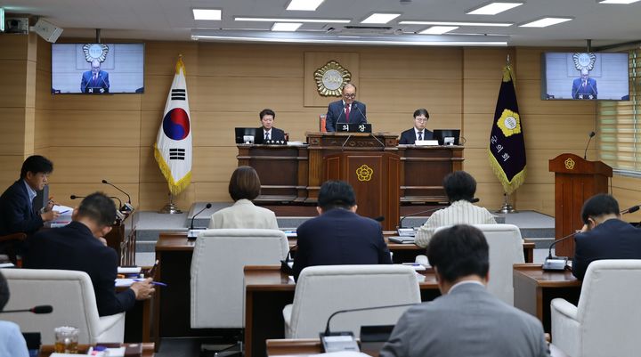 [부여=뉴시스] 조명휘 기자 = 부여군의회가 제302회 임시회 제4차 본회의를 열어 안건을 심의·의결하고 있다. (사진= 부여군의회 제공) 2026.07.31. photo@newsis.com *재판매 및 DB 금지
