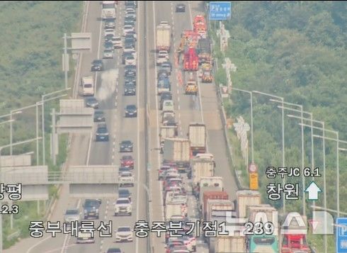 [충주=뉴시스] 31일 오후 2시29분께 충북 충주시 노은면 중부내륙고속도로 창원방향 충주분기점 인근에서 A(70대)씨가 몰던 5t 화물차에서 불이 났다. (사진=한국도로공사 CCTV 캡쳐) 2026.07.31. photo@newsis.com