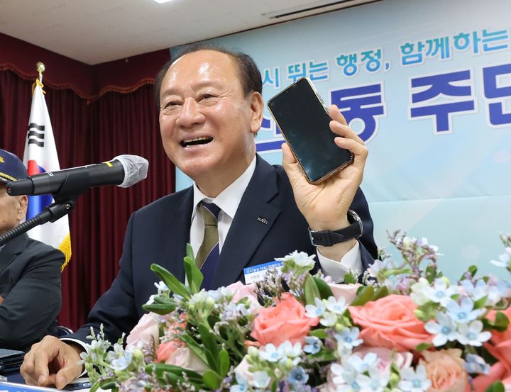 [서울=뉴시스] 유동균 마포구청장이 신수동 주민과의 대화 현장에서 '바로바로 소통폰'을 설명하고 있다. (사진=마포구 제공) 2026.07.30. photo@newsis.com *재판매 및 DB 금지