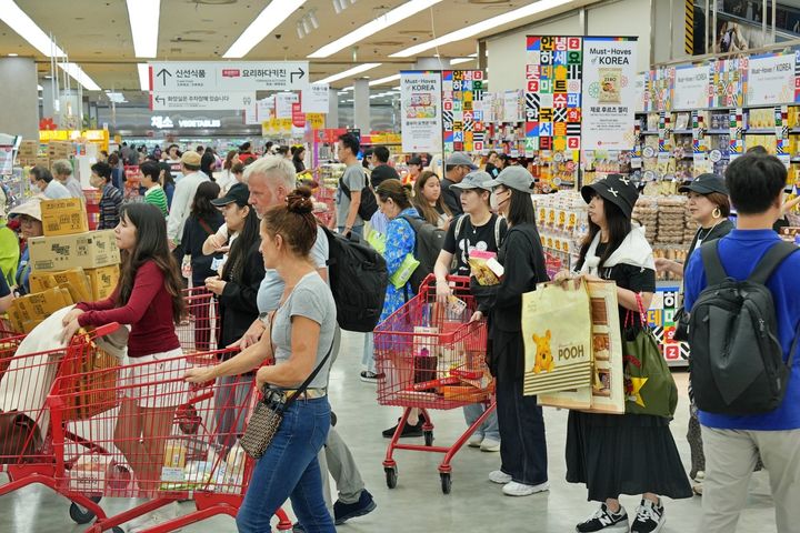 [서울=뉴시스] 롯데마트 제타플렉스 서울역점 매장에서 외국인 관광객들이 쇼핑을 하고 있다. (사진= 제공) 2026.08.01. photo@newsis.com *재판매 및 DB 금지