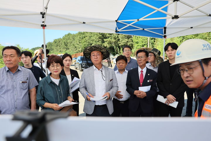 [서천=뉴시스] 조명휘 기자 = 서천군의회 의원들이 동백정 복원현장을 방문해 사업 현황을 점검하고 있다. (사진= 서천군의회 제공) 2026.07.31. photo@newsis. *재판매 및 DB 금지