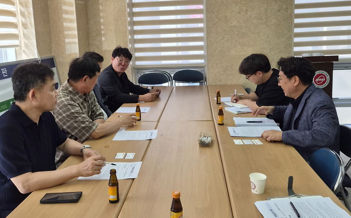 [전주=뉴시스] 지난 30일 전북옥외광고협동조합에서 열린 조합과 전북옥외광고협회, 전북도의 업무협력 강화 간담회가 진행 중이다. *재판매 및 DB 금지