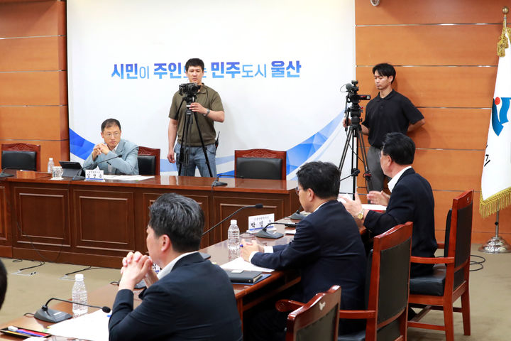 [울산=뉴시스] 김상욱 울산시장이 31일 시청 상황실에서 민선9기 최대 현안인 울산 도시철도 1호선 건설사업의 계속 추진 여부를 결정짓는 트램 관련 대응 회의를 주재하고 있다. (사진= 울산시 제공) 2026.07.31.photo@newsis.com *재판매 및 DB 금지
