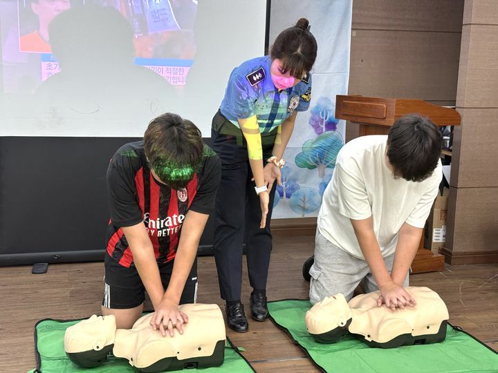 [부산=뉴시스] 부산해양경찰서는 31일 지역 청소년을 대상으로 실전형 해양 안전교육을 진행하고 있다. (사진=부산해경 제공) 2026.07.31. photo@newsis.com *재판매 및 DB 금지