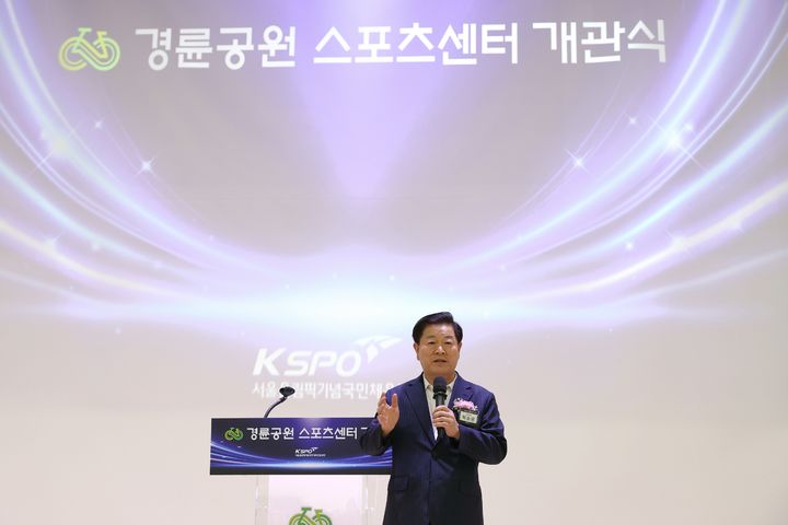 [광명=뉴시스] 박승원 경기 광명시장이 31일 광명스피돔 '경륜공원 스포츠센터' 개관식에 참석해 축사를 하고 있다. (사진=광명시 제공) 2026.07.31. photo@newsis.com *재판매 및 DB 금지