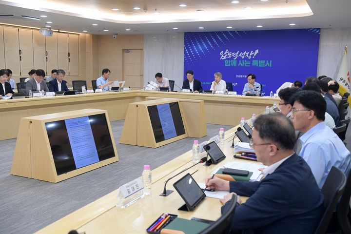 [전남광주=뉴시스] 전남광주통합특별시는 31일 광주청사에서 민형배 시장 주재로 첫 실·국 순차 업무 공유회를 열고 반도체 클러스터 조성 현안 등을 점검했다. (사진=전남광주시 제공) 2026.07.31. photo@newsis.com *재판매 및 DB 금지