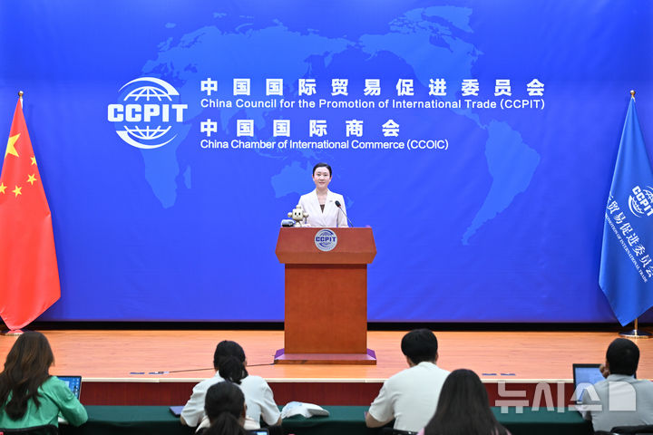[베이징=뉴시스] 31일 정례브리핑을 진행 중인 양판 중국국제무역촉진위원회(CCPIT) 대변인.(사진=중국국제무역촉진위원회 홈페이지 갈무리) 2026.07.31 photo@newsis.com