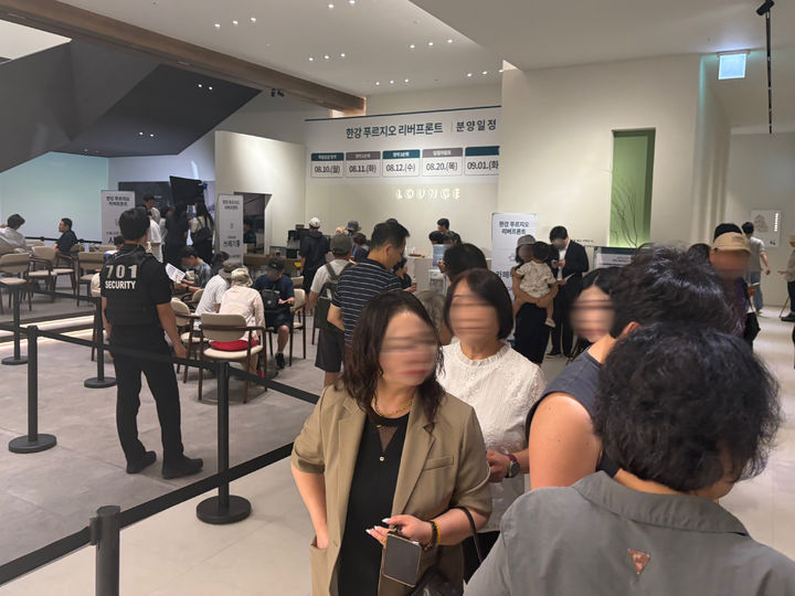 [서울=뉴시스] 신연경 인턴기자 = 김포 풍무역 일원의 '한강 푸르지오 리버프론트' 견본주택 내부. 2026.07.31. *재판매 및 DB 금지
