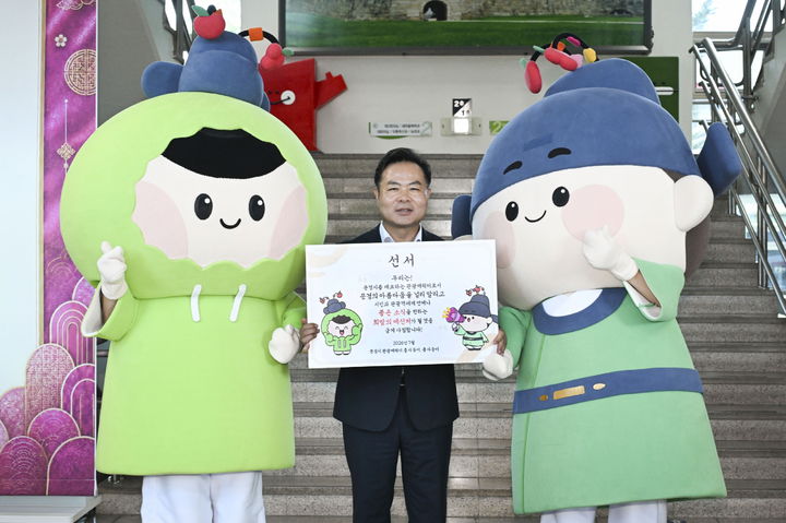 [문경=뉴시스] 김학홍 문경시장이 문경시 관광캐릭터 '출사동이'와 '출사둥이'에게 홍보대사 임명장을 수여하고 있다. (사진=문경시 제공) 2026.07.31. photo@newsis.com *재판매 및 DB 금지