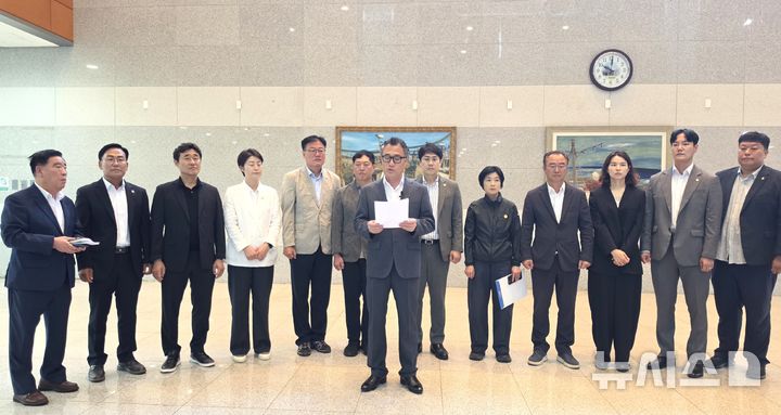[포항=뉴시스] 송종욱 기자 = 지난 27일 포항시의회 의회 로비에서 국민의힘 포항시의회 북구당원협의회 소속 의원 등이 폭행 사건과 관련해 촉구문을 발표하고 있다. 2026.07.31. sjw@newsis.com