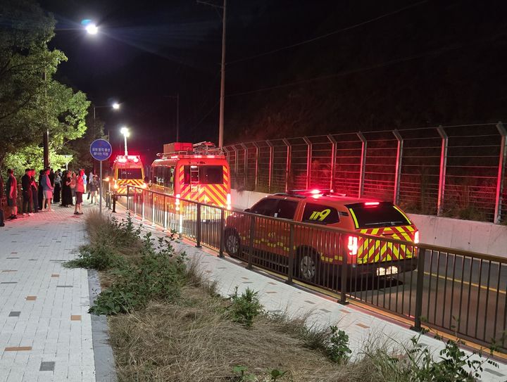 [전주=뉴시스] 31일 오후 7시53분께 전북 전주시 덕진구 우아동의 아중호수에 사람이 빠졌다는 내용의 신고가 접수돼 소방차량들이 구조를 위해 줄지어 서있다. (사진=독자 제공) 2026.07.31. photo@newsis.com *재판매 및 DB 금지