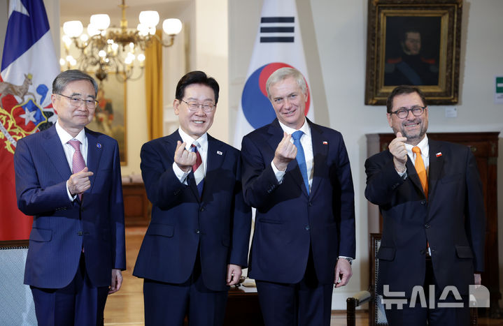 [산티아고=뉴시스] 김진아 기자 = 이재명 대통령과 호세 안토니오 카스트트 대통령이 30일(현지 시간) 칠레 산티아고 대통령궁에서 소인수 회담에 앞서 양국 외교장관과 함께 기념촬영을 하고 있다. 왼쪽부터 조현 외교부 장관, 이재명 대통령, 호세 안토니오 카스트 칠레 대통령, 페레스 마켄나 칠레 외교부 장관. 2026.07.31. bluesoda@newsis.com