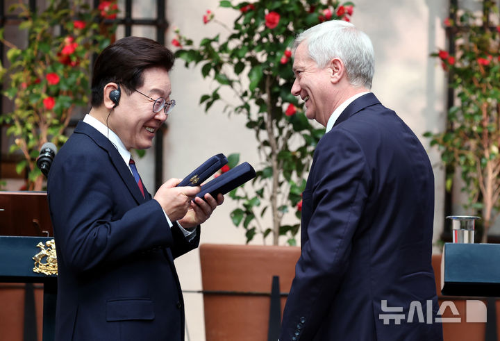 [산티아고=뉴시스] 김진아 기자 = 이재명 대통령이 30일(현지 시간) 산티아고 대통령궁에서 열린 MOU 서명식을 마치고 호세 안토니오 카스트 칠레 대통령에게 펜을 선물 받고 있다. 2026.07.31. bluesoda@newsis.com'