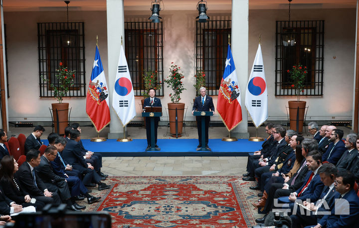 [산티아고=뉴시스] 김진아 기자 = 이재명 대통령과 호세 안토니오 카스트 칠레 대통령이 30일(현지 시간) 산티아고 대통령궁에서 공동언론발표를 하고 있다. 2026.07.31. bluesoda@newsis.com