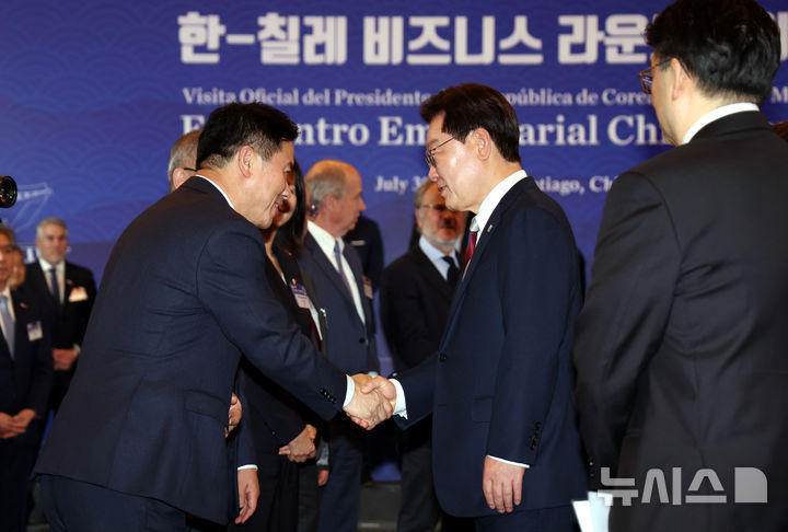 [산티아고=뉴시스] 김진아 기자 = 이재명 대통령이 30일(현지 시간) 칠레 산티아고 한 호텔에서 열린 한-칠레 비즈니스 라운드 테이블에서 류재철 LG전자 대표이사 사장과 악수를 하고 있다. 2026.07.31. bluesoda@newsis.com