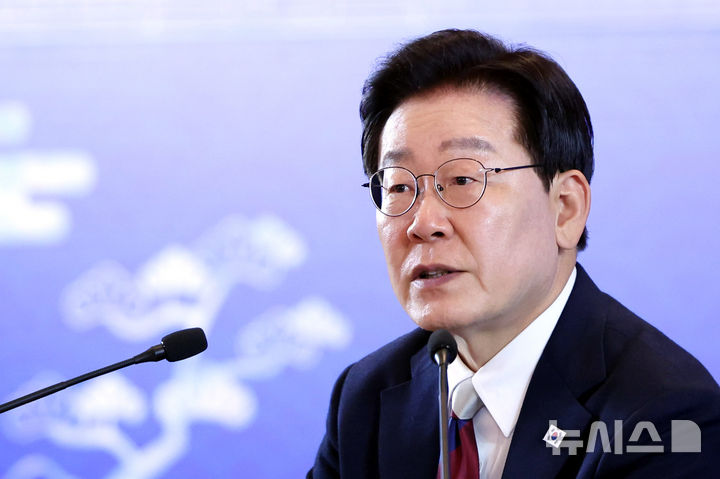 [산티아고=뉴시스] 김진아 기자 = 이재명 대통령이 30일(현지 시간) 칠레 산티아고 한 호텔에서 열린 한-칠레 비즈니스 라운드 테이블에서 발언하고 있다. 2026.07.31. bluesoda@newsis.com