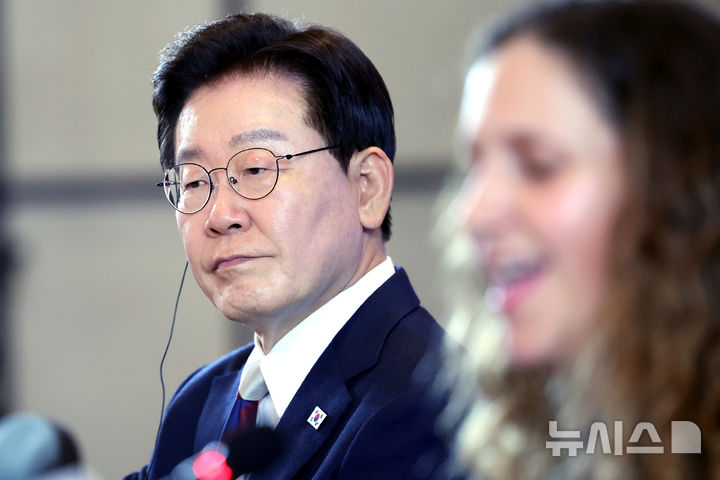 [산티아고=뉴시스] 김진아 기자 = 이재명 대통령이 30일(현지 시간) 칠레 산티아고 한 호텔에서 열린 한-칠레 비즈니스 라운드 테이블에서 로사리오 나바로 칠레 산업협회 회장의 발언을 경청하고 있다. 2026.07.31. bluesoda@newsis.com