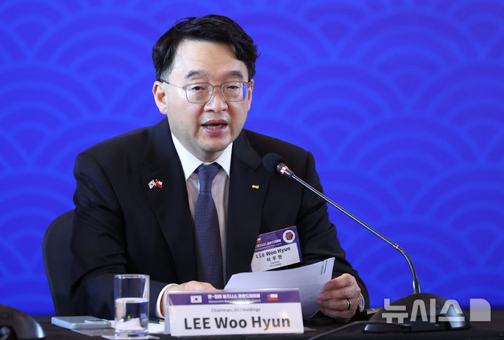 [산티아고=뉴시스] 김진아 기자 = 이우현 OCI홀딩스 대표이사 회장이 30일(현지 시간) 칠레 산티아고 한 호텔에서 열린 한-칠레 비즈니스 라운드 테이블에서 발언하고 있다. 2026.07.31. bluesoda@newsis.com