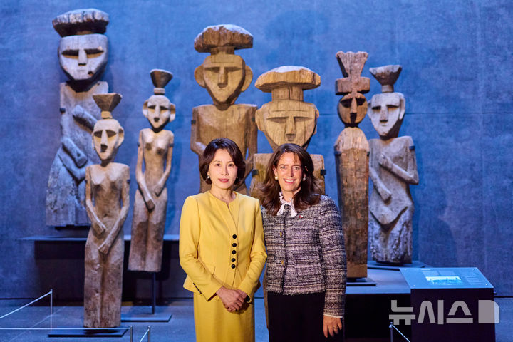 [산티아고=뉴시스] 김진아 기자 = 김혜경 여사와 마리아 피아 아드리아솔라 여사가 30일(현지 시간) 칠레 산티아고 콜롬버스 이전 시대 예술박물관에서 기념촬영을 하고 있다. (공동취재) 2026.07.31. bluesoda@newsis.com