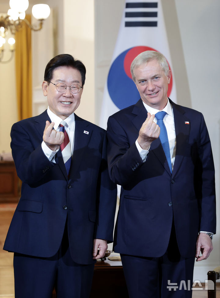 [산티아고=뉴시스] 김진아 기자 = 이재명 대통령과 호세 안토니오 카스트트 대통령이 30일(현지 시간) 칠레 산티아고 대통령궁에서 소인수 회담에 앞서 손가락 하트를 그리며 기념촬영을 하고 있다. 2026.07.31. bluesoda@newsis.com