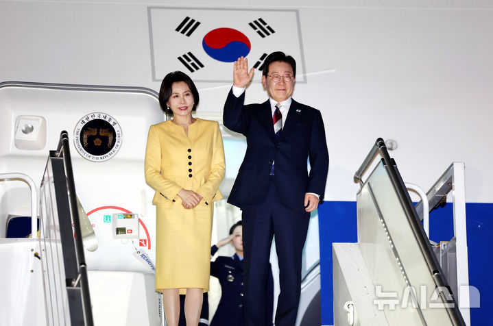 [산티아고=뉴시스] 김진아 기자 = 칠레 공식방문을 마친 이재명 대통령과 김혜경 여사가 30일(현지 시간) 산티아고 아르투로 메리노 베니테스 국제공항에서 아르헨티나로 출발하며 인사하고 있다. 2026.07.31. bluesoda@newsis.com