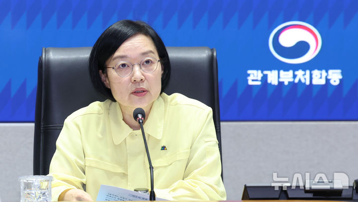 [서울=뉴시스] 조수정 기자 = 한성숙 국무총리가 31일 오전 서울 종로구 정부서울청사 서울상황센터에서 폭염·가뭄 대처상황 점검회의를 주재하고 있다. 2026.07.31. chocrystal@newsis.com