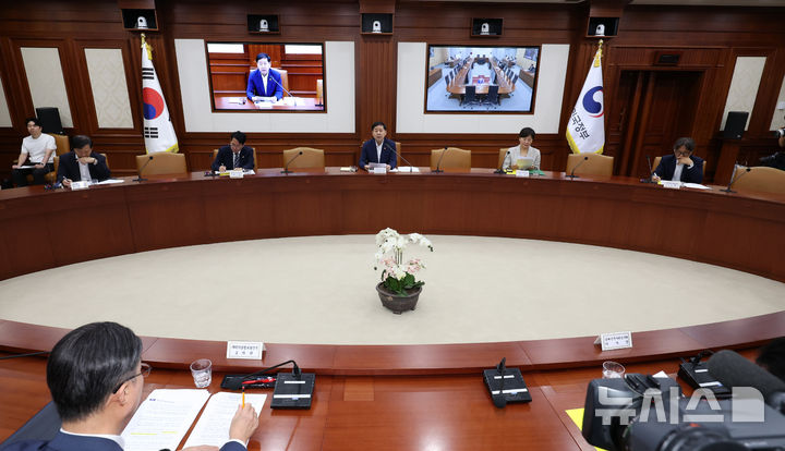 [서울=뉴시스] 이영환 기자 = 구윤철 경제부총리 겸 재정경제부 장관이 31일 오전 서울 종로구 정부서울청사에서 열린 비상경제본부희의 겸 경제관계장관회의 겸 민생물가 특별관리 관계장관 TF에 참석해 발언을 하고 있다. 2026.07.31. 20hwan@newsis.com