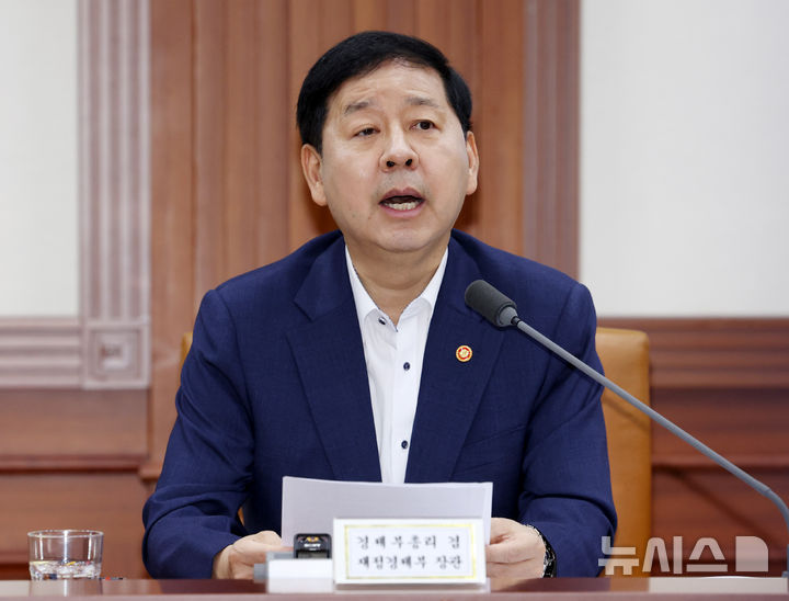 [서울=뉴시스] 이영환 기자 = 구윤철 경제부총리 겸 재정경제부 장관이 31일 오전 서울 종로구 정부서울청사에서 열린 비상경제본부희의 겸 경제관계장관회의 겸 민생물가 특별관리 관계장관 TF에 참석해 발언을 하고 있다. 2026.07.31. 20hwan@newsis.com