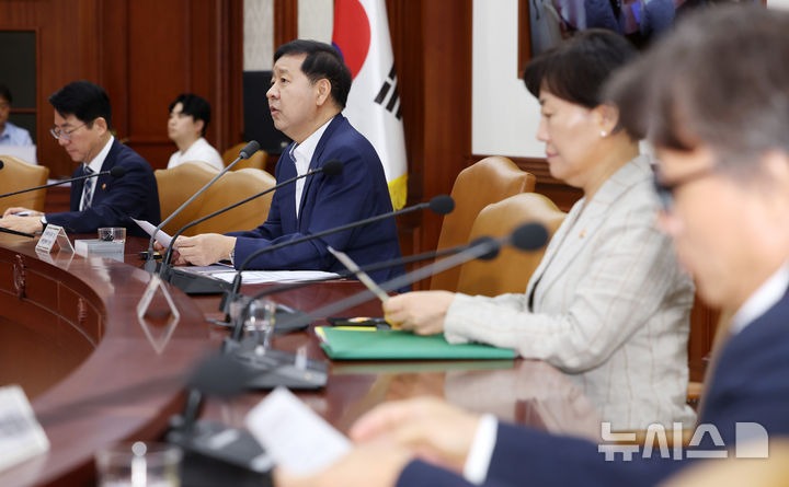 [서울=뉴시스] 이영환 기자 = 사진은 구윤철 경제부총리 겸 재정경제부 장관이 지난달 31일 오전 서울 종로구 정부서울청사에서 열린 비상경제본부희의 겸 경제관계장관회의 겸 민생물가 특별관리 관계장관 TF에 참석해 발언을 하고 있는 모습. 2026.07.31. 20hwan@newsis.com