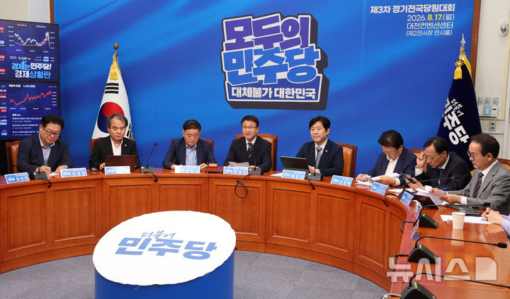 [서울=뉴시스] 고범준 기자 = 한병도 더불어민주당 대표 직무대행 겸 원내대표가 31일 서울 여의도 국회에서 열린 최고위원회의에서 발언하고 있다. 2026.07.31. bjko@newsis.com