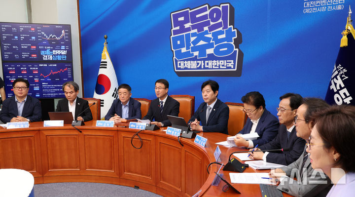 [서울=뉴시스] 고범준 기자 = 한병도 더불어민주당 대표 직무대행 겸 원내대표가 31일 서울 여의도 국회에서 열린 최고위원회의에서 발언하고 있다. 2026.07.31. bjko@newsis.com