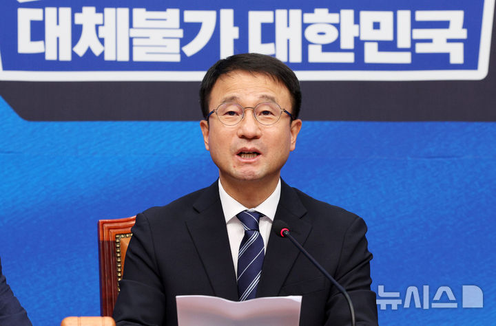 [서울=뉴시스] 고범준 기자 = 한병도 더불어민주당 대표 직무대행 겸 원내대표가 31일 서울 여의도 국회에서 열린 최고위원회의에서 발언하고 있다. 2026.07.31. bjko@newsis.com