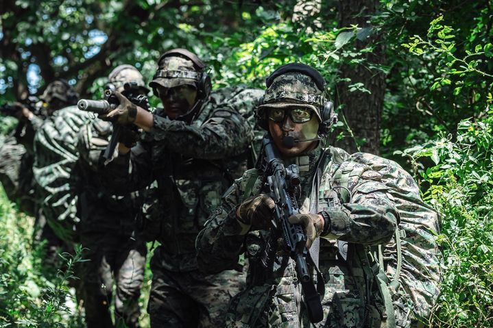 [서울=뉴시스] 육군 특전사는 지난 27일부터 31일까지 충남 보령 무창포 일대에서 해상침투훈련을 성공적으로 실시했다.사진은 육군 특전사 특전대원들이 해상침투훈련간 해안침투 후 작전지역으로 이동하고 있는 모습. (사진=육군 제공) 2026.07.31. photo@newsis.com *재판매 및 DB 금지