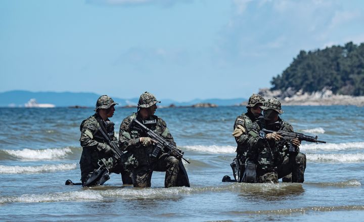 [서울=뉴시스] 육군 특전사는 지난 27일부터 31일까지 충남 보령 무창포 일대에서 해상침투훈련을 성공적으로 실시했다.사진은 육군 특전사 해상침투훈련 간 해상척후조 요원들이 본대에 앞서 해안에 침투해 접근로를 확인하고 있는 모습. (사진=육군 제공) 2026.07.31. photo@newsis.com *재판매 및 DB 금지