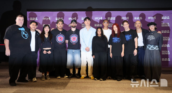 [서울=뉴시스] 권창회 기자 = 31일 서울 중구 노보텔 앰배서더 서울 동대문에서 열린 인터내셔널 댄스 리그(IDL) 개최 기념 기자간담회에서 코너 림 IDL 공동 창립자 겸 CEO를 비롯한 참석댄서들이 기념촬영을 하고 있다. 2026.07.31. kch0523@newsis.com