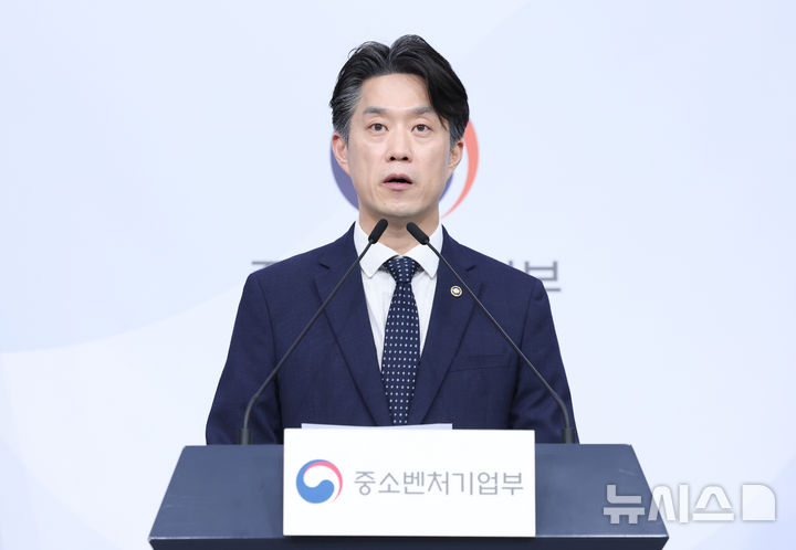 [서울=뉴시스] 조수정 기자 = 중소벤처기업부 장관 직무대행인 노용석 1차관이 31일 오전 서울 종로구 정부서울청사 별관에서 '모두의 창업' 프로젝트 정보유출 결과 및 향후 계획을 발표하고 있다. 2026.07.31. chocrystal@newsis.com