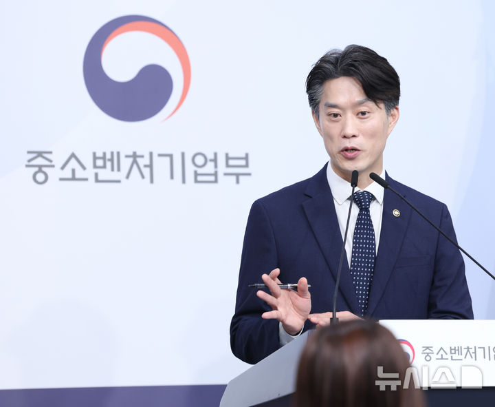 [서울=뉴시스] 조수정 기자 = 중소벤처기업부 장관 직무대행인 노용석 1차관이 31일 오전 서울 종로구 정부서울청사 별관에서 '모두의 창업' 프로젝트 정보유출 결과 및 향후 계획을 발표하고 있다. 2026.07.31. chocrystal@newsis.com