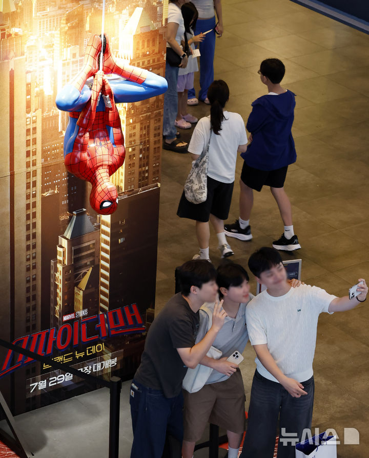 주말 박스오피스 폭격 '스파이더맨4' 누적 400만 무난