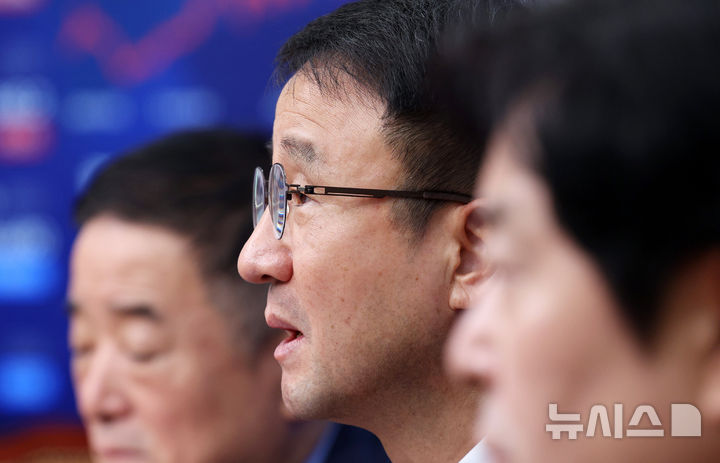 [서울=뉴시스] 고범준 기자 = 한병도 더불어민주당 대표 직무대행 겸 원내대표가 지난달 31일 서울 여의도 국회에서 열린 최고위원회의에서 발언하고 있다. 2026.07.31. bjko@newsis.com