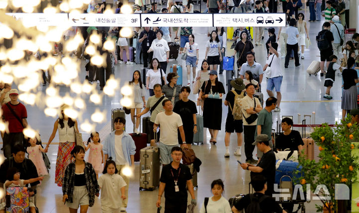 [제주=뉴시스] 우장호 기자 = 본격적인 여름 휴가철 맞은 31일 오전 제주국제공항 1층 도착장이 가족과 연인, 친구와 함께 제주를 찾은 관광객들의 발걸음으로 북적이고 있다. 2026.07.31. woo1223@newsis.com