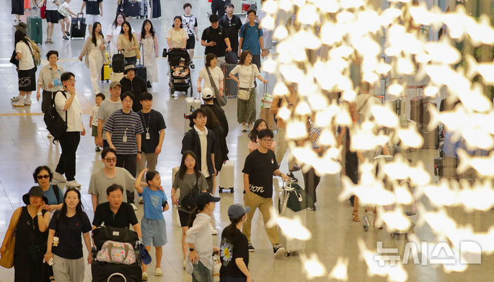 [제주=뉴시스] 우장호 기자 = 본격적인 여름 휴가철 맞은 31일 오전 제주국제공항 1층 도착장이 가족과 연인, 친구와 함께 제주를 찾은 관광객들의 발걸음으로 북적이고 있다. 2026.07.31. woo1223@newsis.com